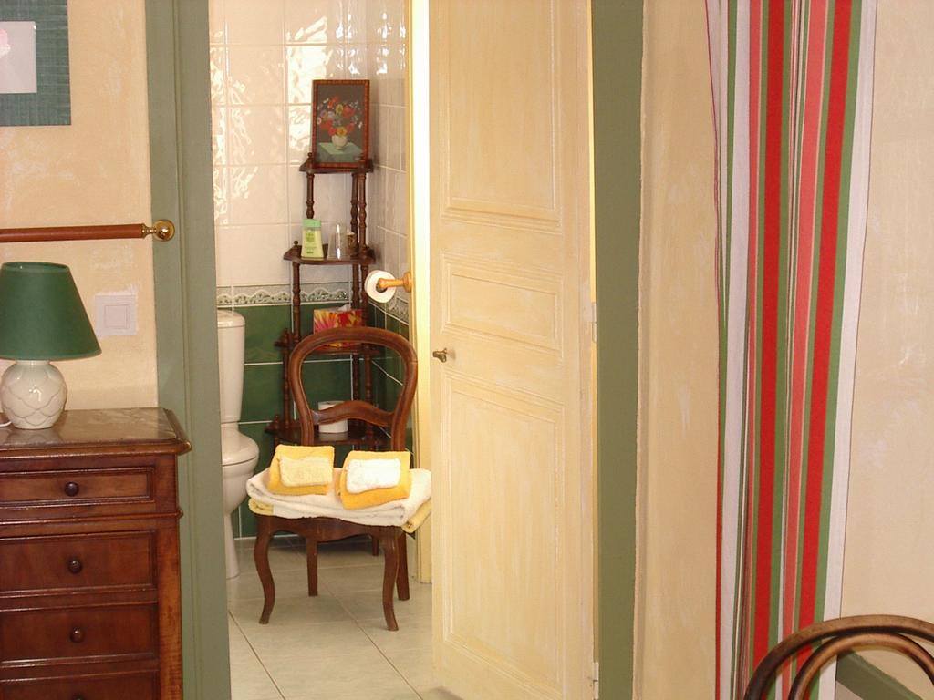 Maison d'Hôtes de la Verrière Les Ardillats Chambre photo